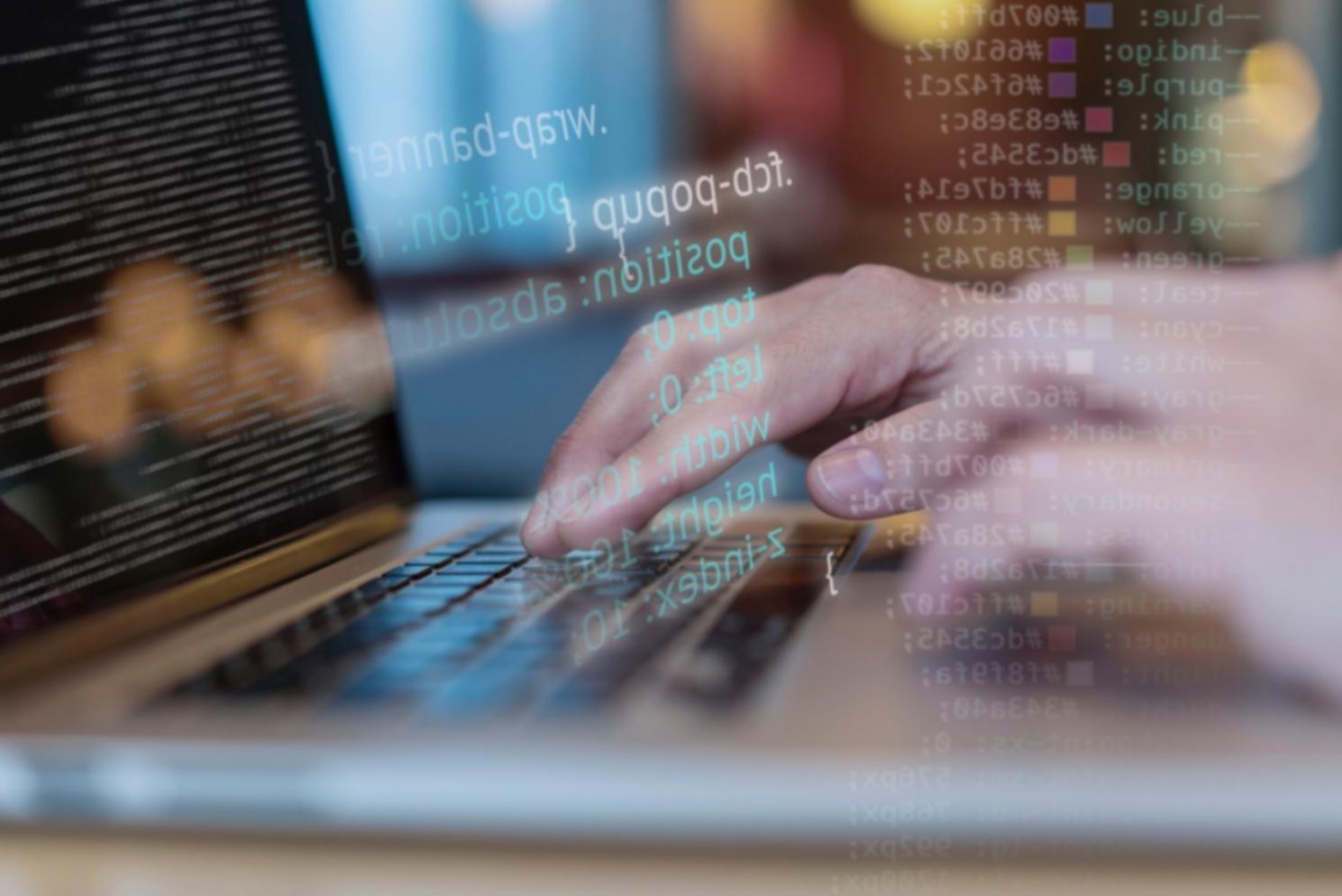 Sviluppatori che lavorano insieme sulla pianificazione di un gioco mobile